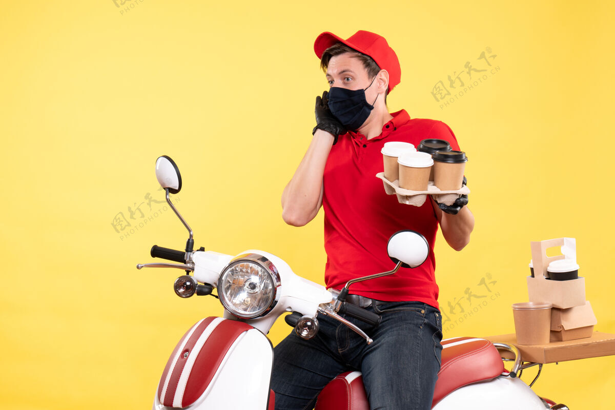 工作正面图戴着黄色咖啡面罩骑自行车的男信使男信使制服工作