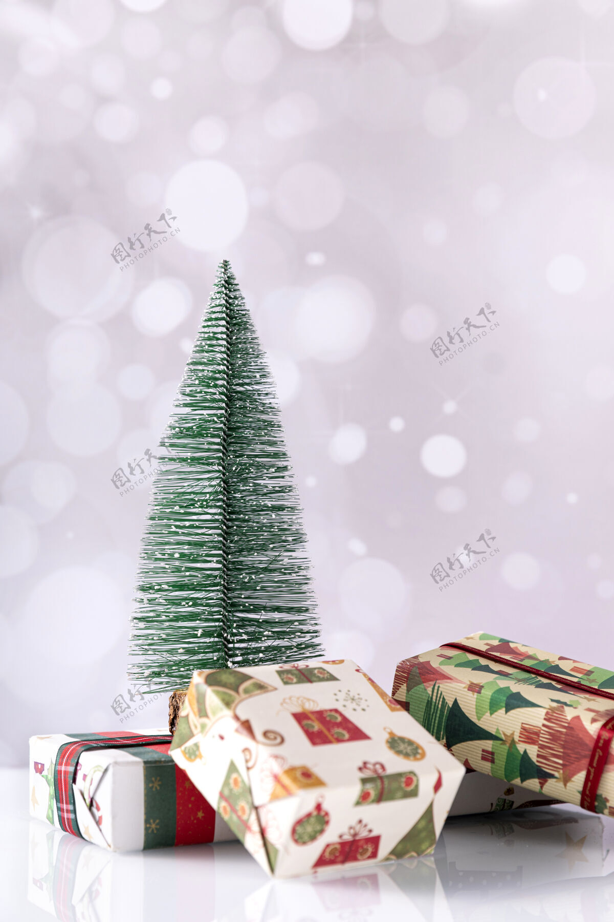 节日垂直拍摄的圣诞礼品盒和小树上博凯圣诞传统礼物