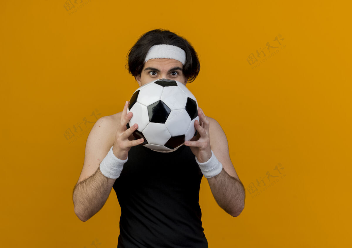 足球穿着运动服 头戴足球带的年轻人站在那里掩面穿运动年轻
