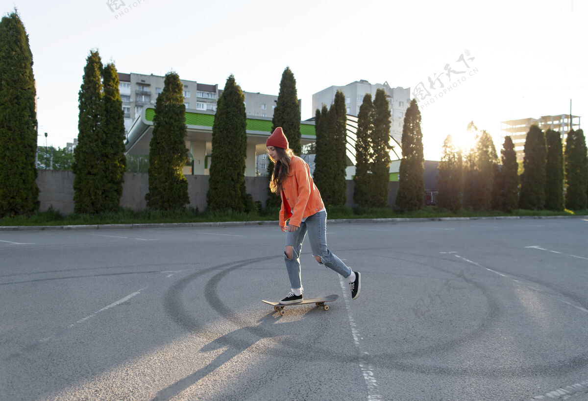 运动在户外滑冰的年轻女孩训练生活方式全速