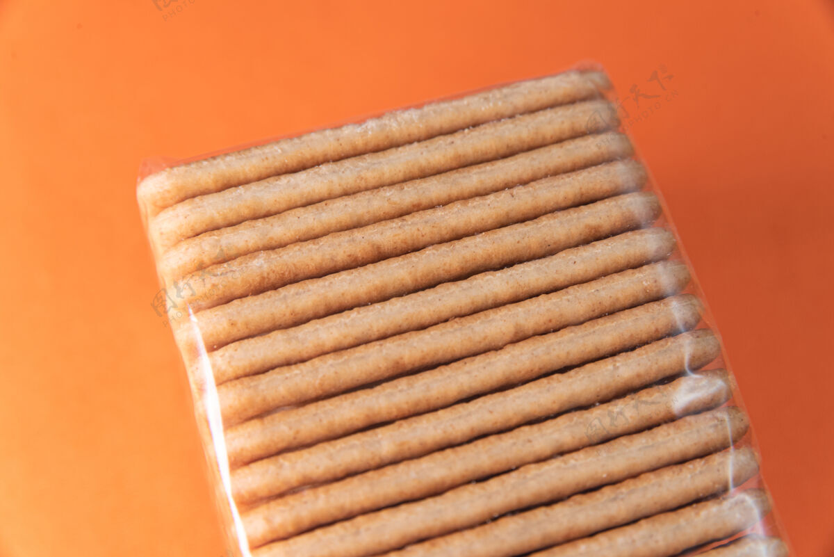 生动橘子桌上的盐饼干脆产品膳食纤维
