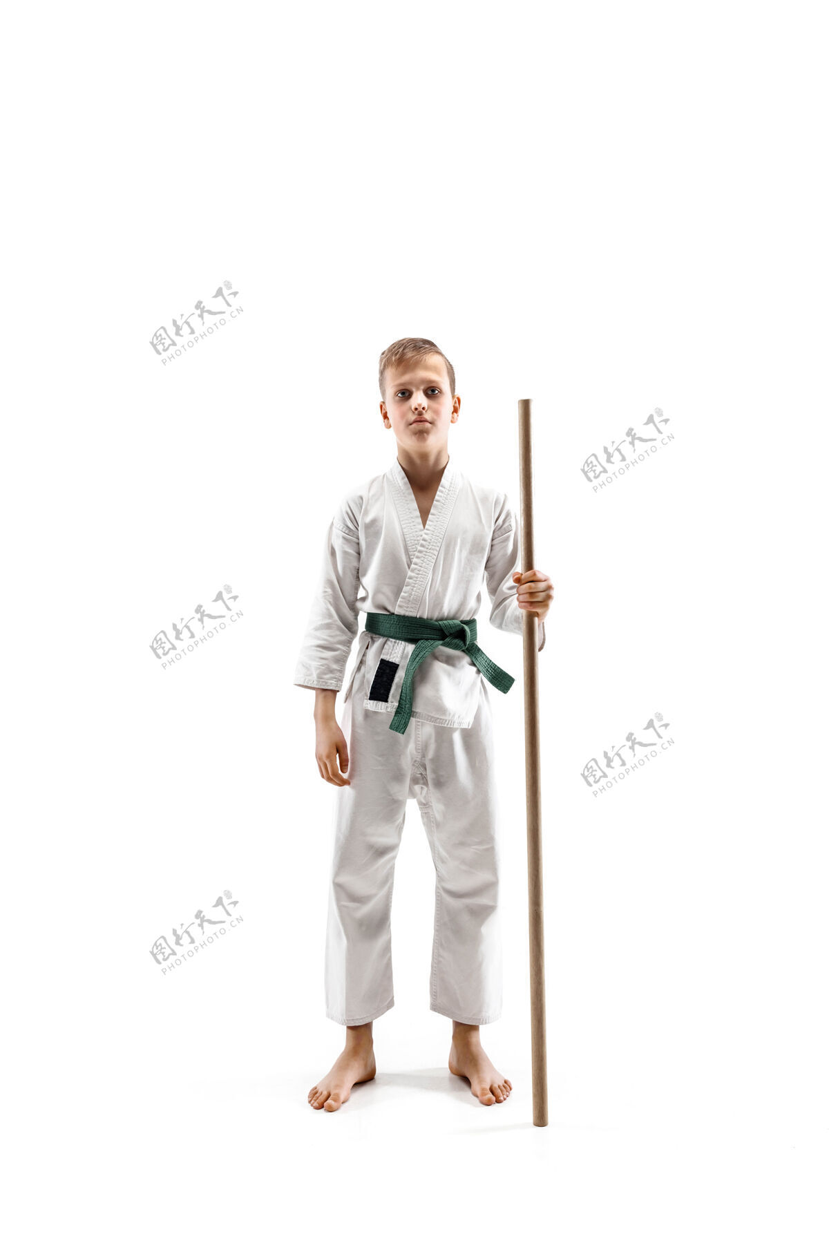 防御少年男孩与木剑战斗合气道训练在武术学校日本人手橡树