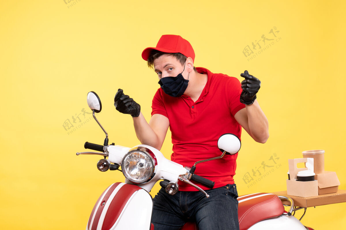 颜色正面图：身穿制服 戴着黄色面具的男信使制服人自行车