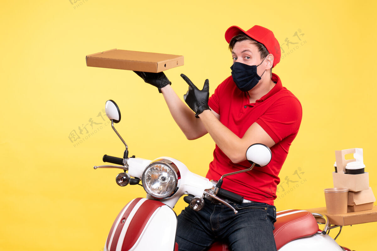 成人正面图：戴着面罩骑自行车的男性快递员 黄色食品盒工人车辆自行车