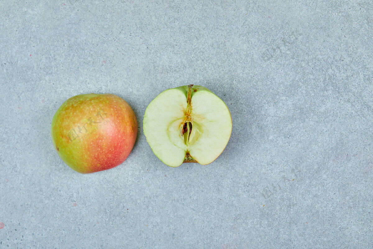 水果新鲜的半切苹果在灰色上新鲜顶视图收获