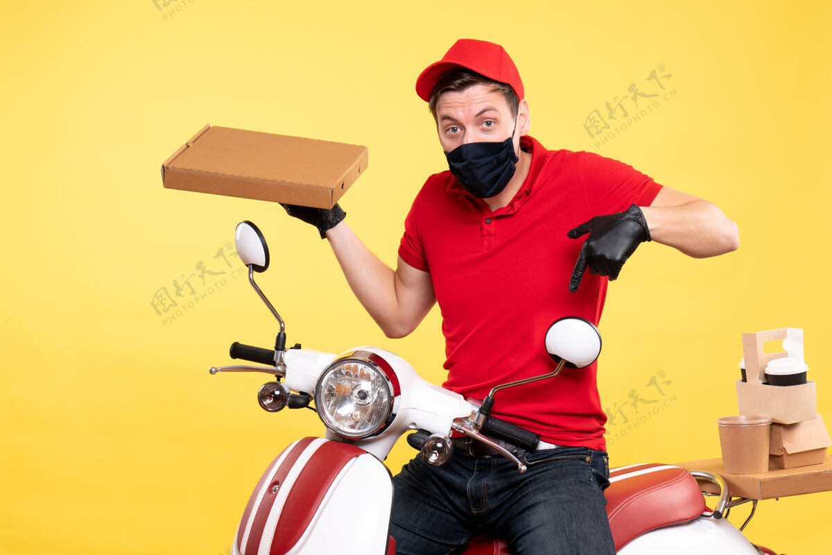 自行车正面图：戴着面罩骑自行车的男快递员 黄色的食品盒食物摩托车制服