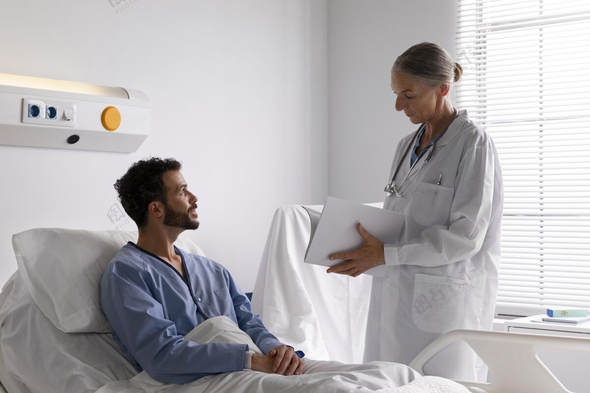 健康生病的男病人在床上和护士说话男人药品医疗