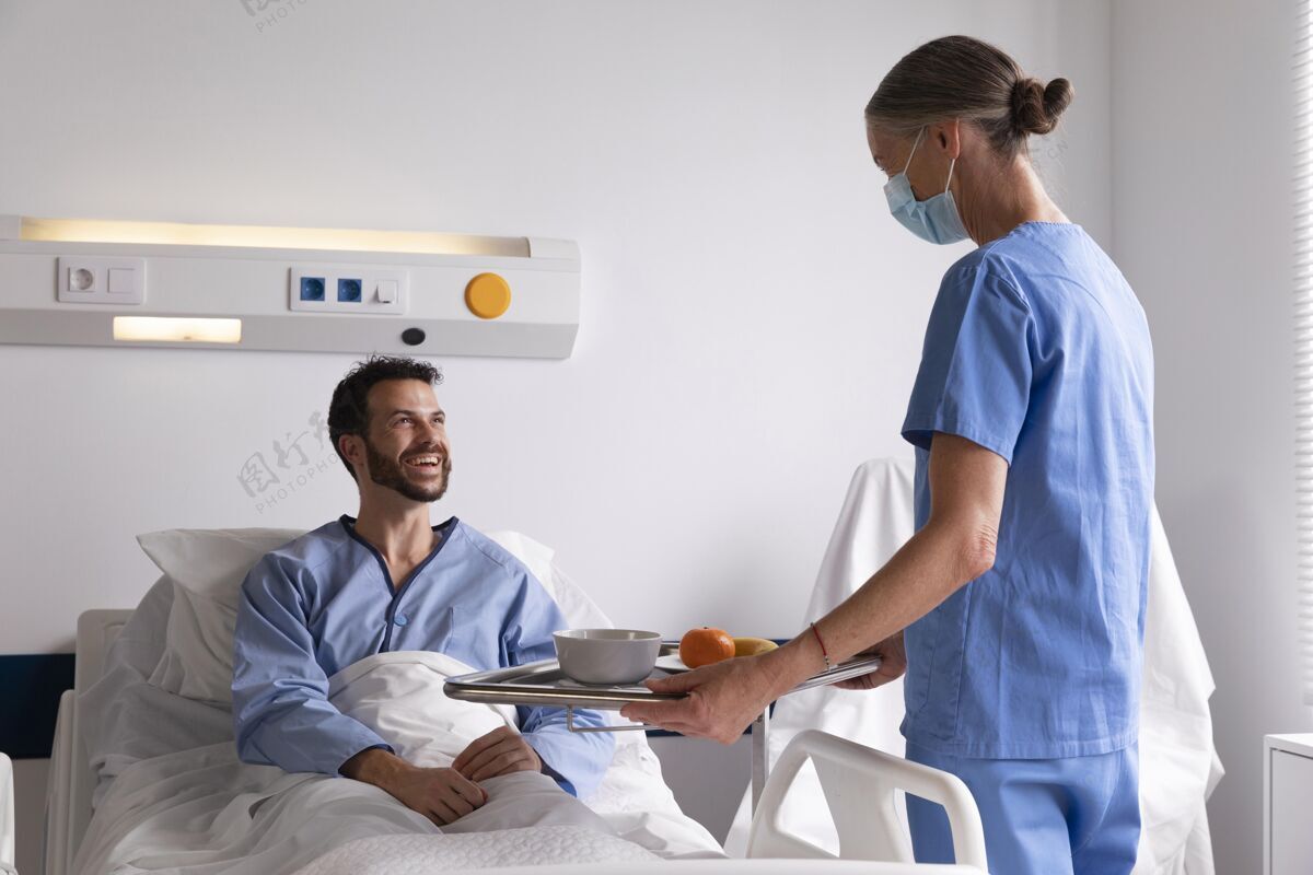 疾病男病人在床上和护士说话护理医院医疗