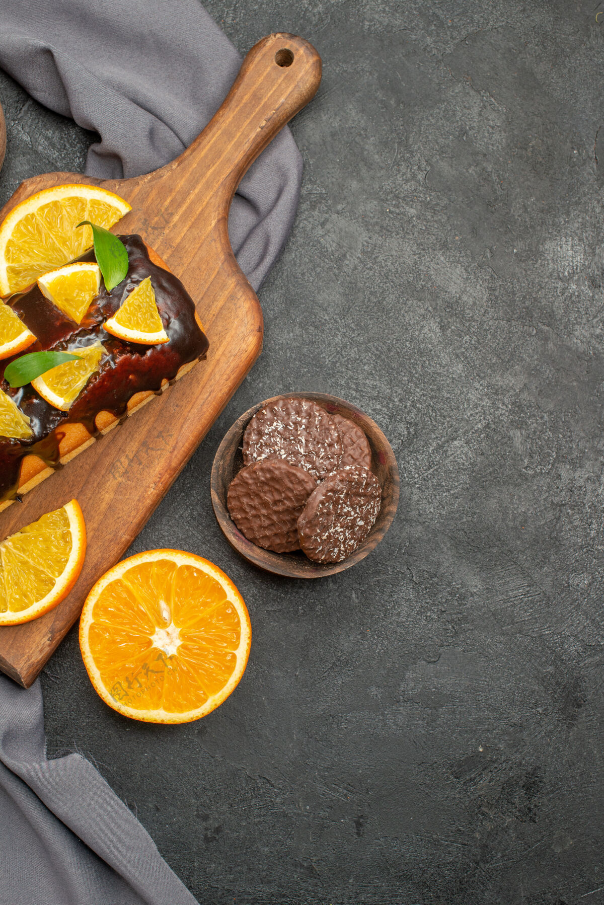 可食用水果软可口的蛋糕垂直视图切柠檬饼干在木制砧板上饮食新鲜健康