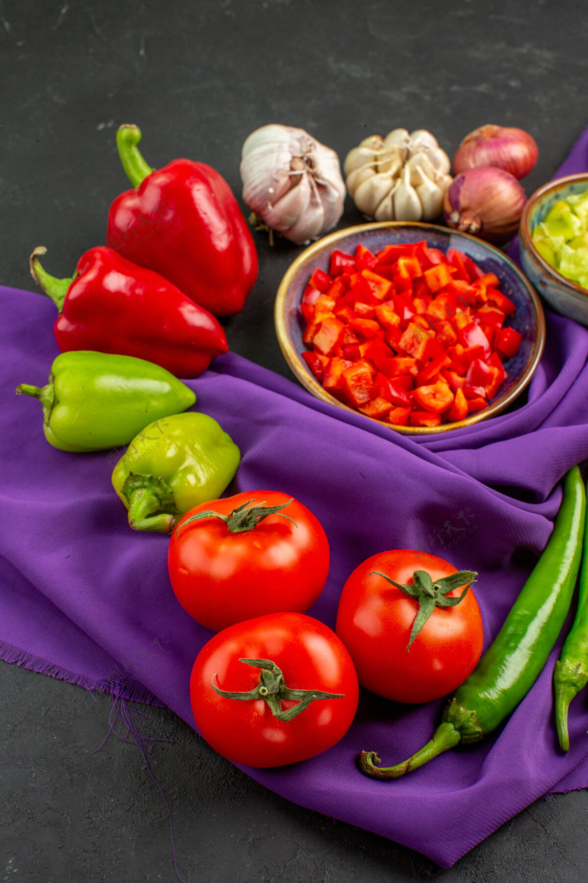 甜椒前视图新鲜蔬菜与胡椒和大蒜在黑暗的背景胡椒粉正面背景
