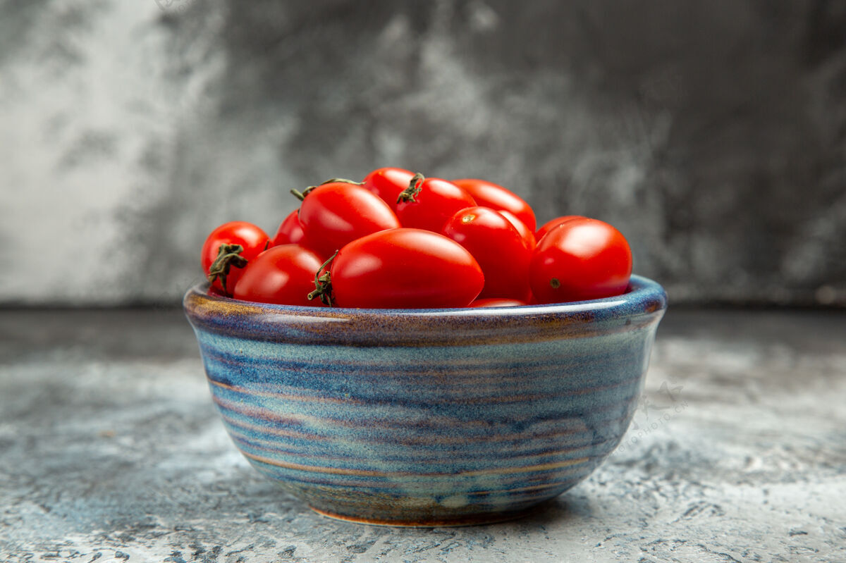 深色前视图新鲜的红色西红柿在黑暗的背景板内水果新鲜碗
