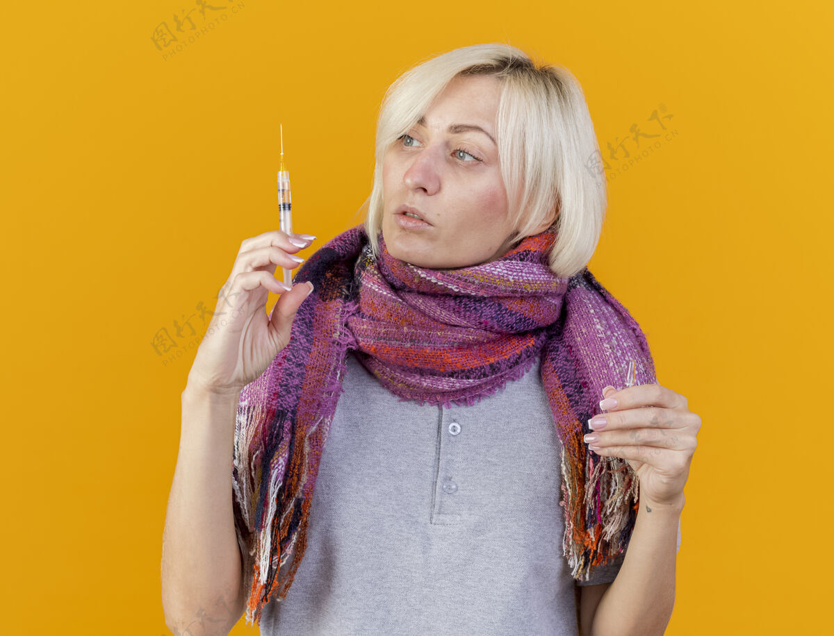 年轻苍白的年轻金发病斯拉夫妇女戴着围巾拿着注射器围巾疾病注射器