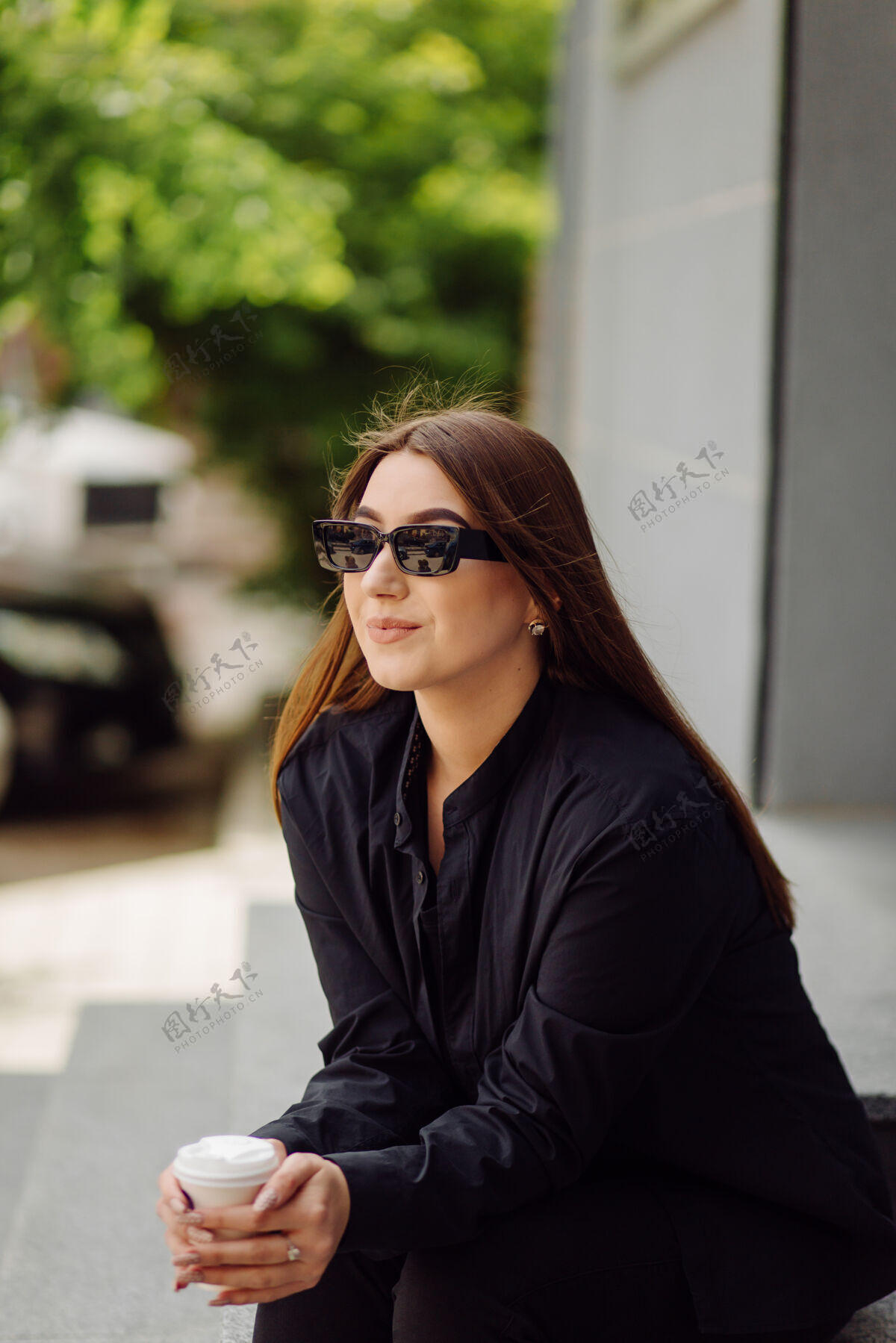 夹克户外生活写真迷人的黑发女孩喝咖啡 走在城市街道上衣服女士散步