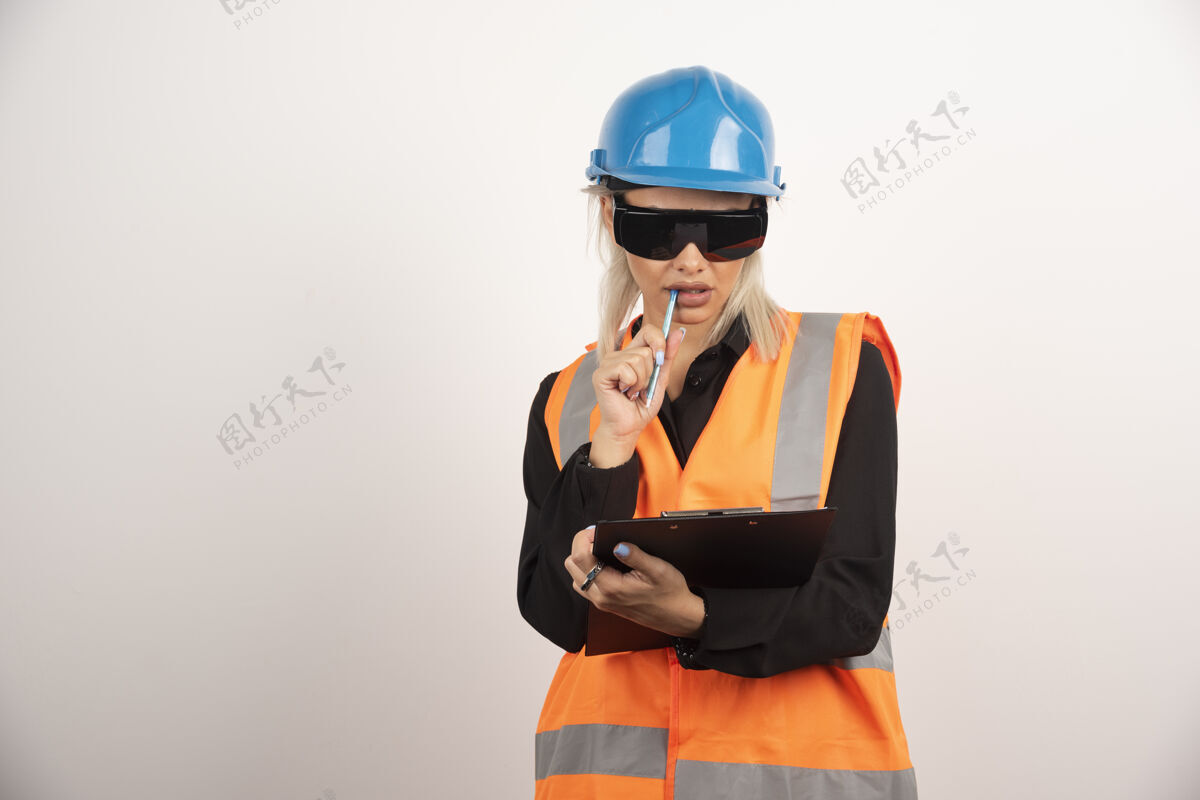 女士戴着护目镜拿着剪贴板的女建筑工人高质量的照片女性安全帽护目镜