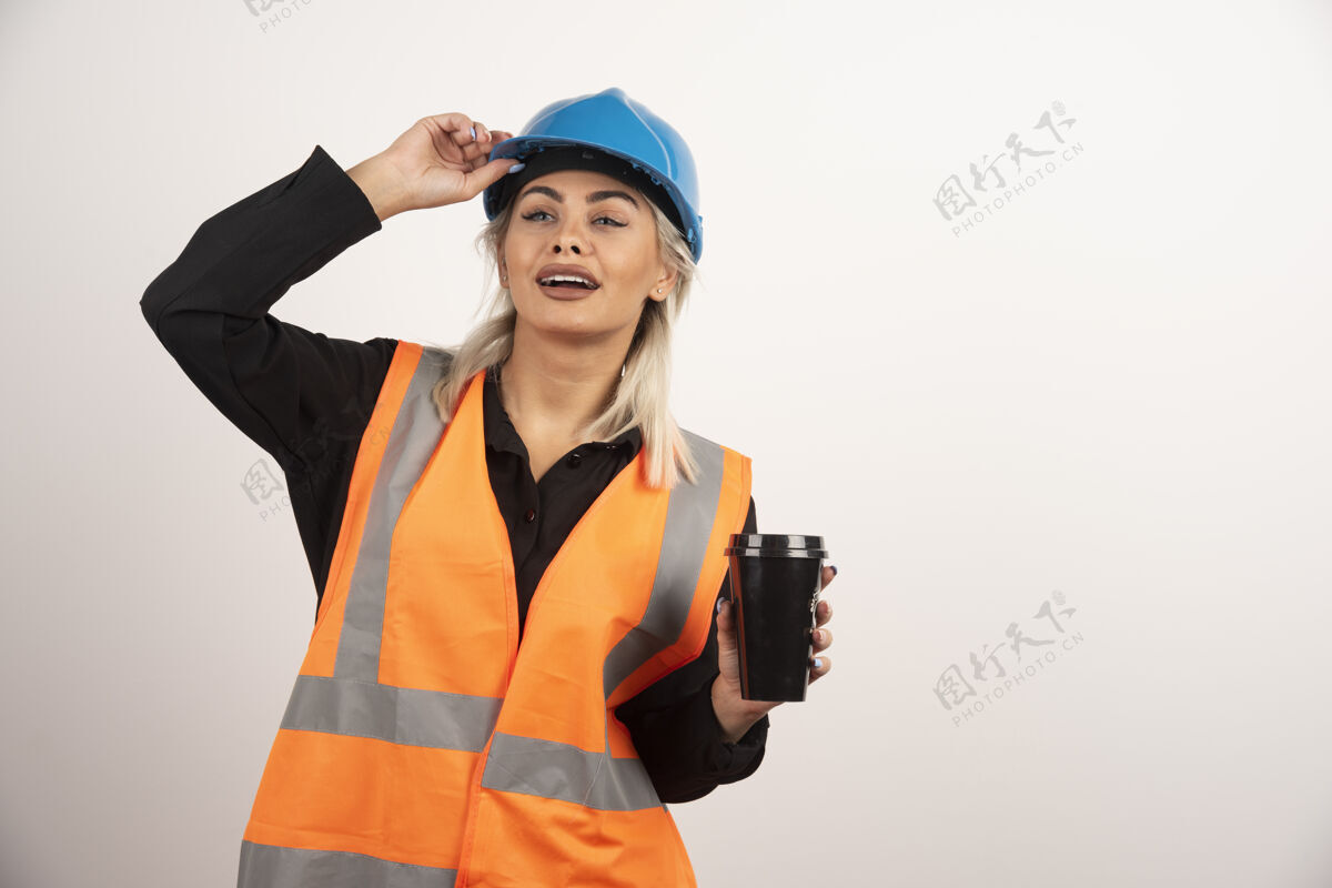 站建筑工人在白色背景上与一杯茶合影高质量照片女人背心安全帽