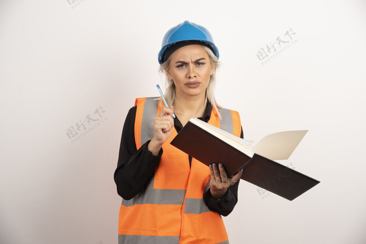 不高兴美丽的建筑工人在白色背景上看起来不高兴高质量的照片女性钢笔背心