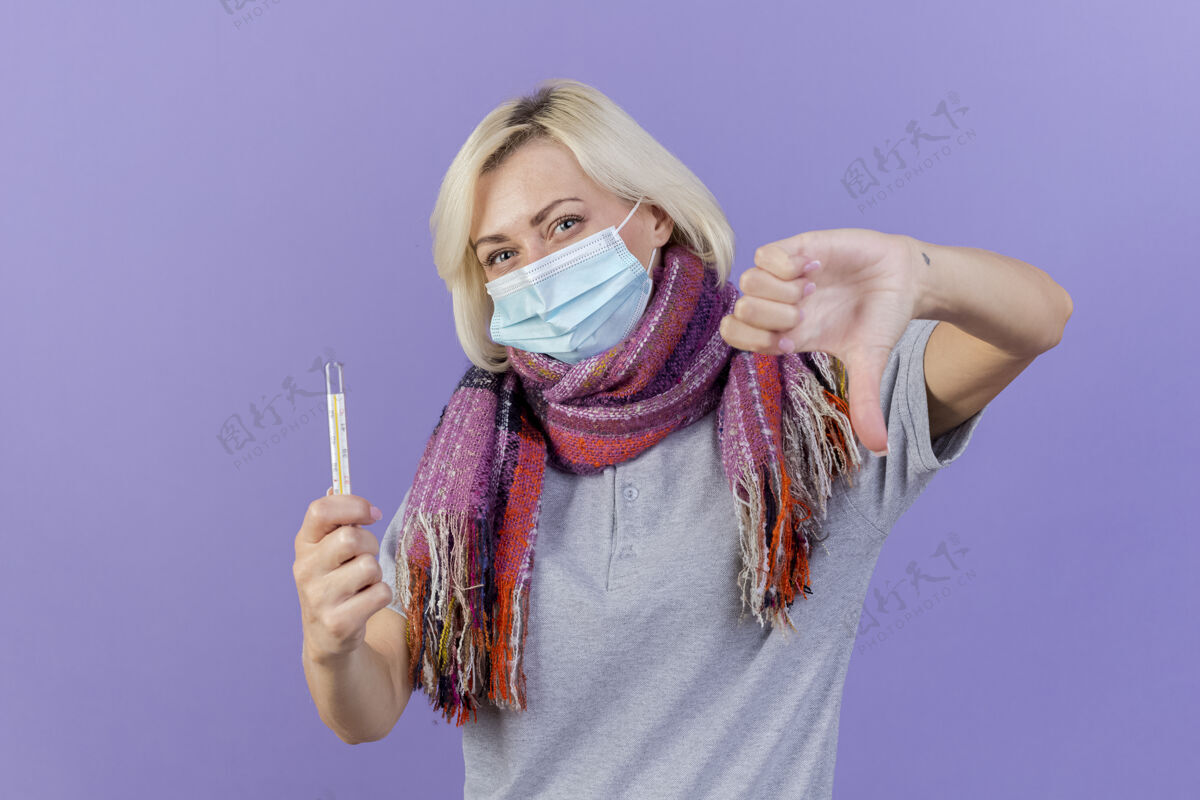 医学戴着医用面罩和围巾的年轻金发病斯拉夫女人拇指年轻围巾