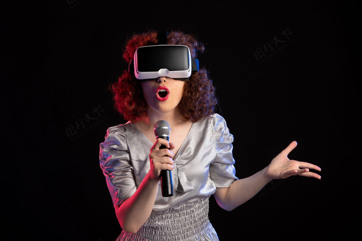 女人年轻女性戴着带micd音乐技术视频的虚拟现实耳机现实虚拟人