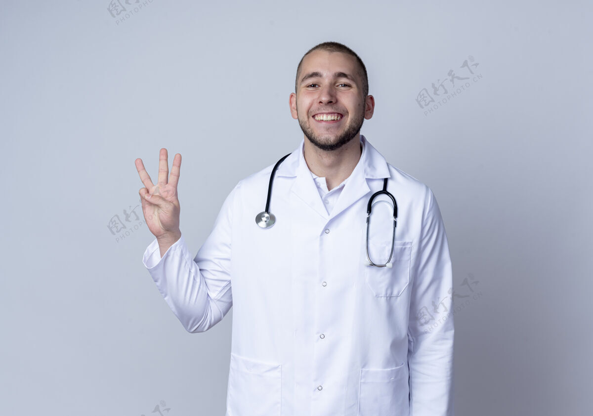 医生面带微笑的年轻男医生 身穿医用长袍 脖子上戴着听诊器 显示有三只手被隔离在白墙上人表情男性
