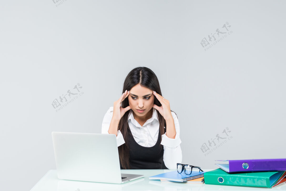 女商人年轻疲惫 工作和疲惫的女上班族在灰色西装白色办公桌无聊女性