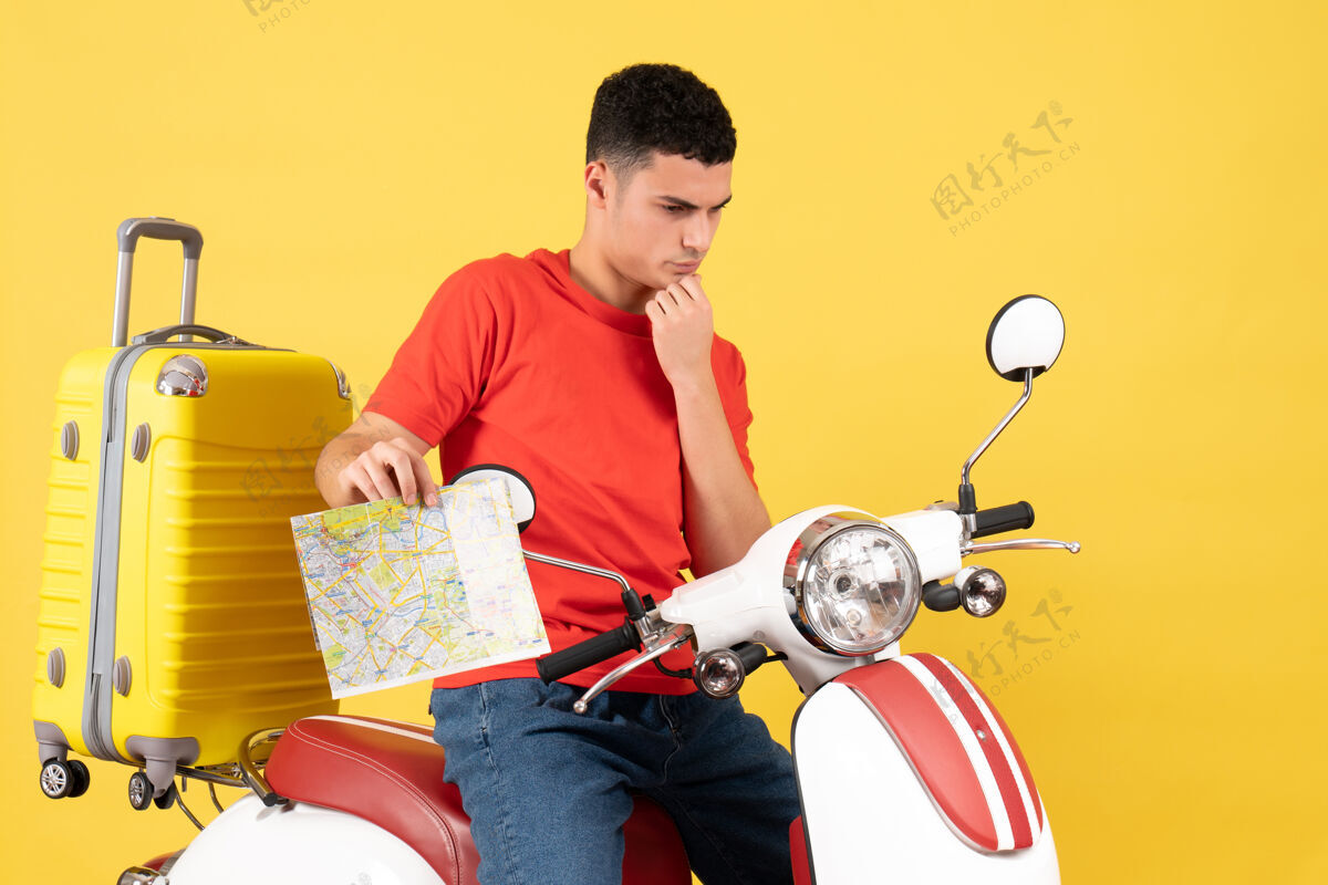 人前视图有思想的人在轻便摩托车上拿着地图男人抱着男人