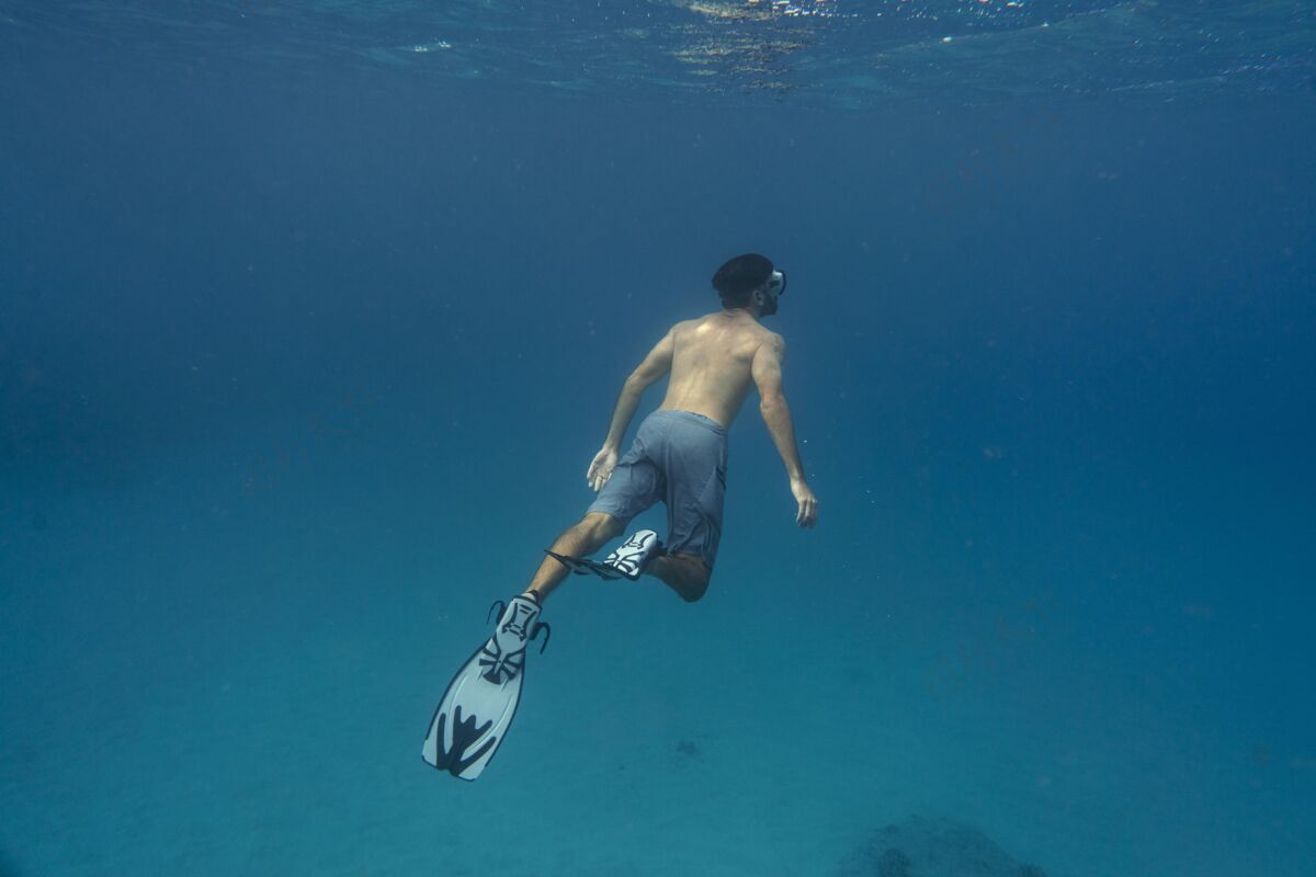 人在水下用脚蹼自由潜水水上游泳男子