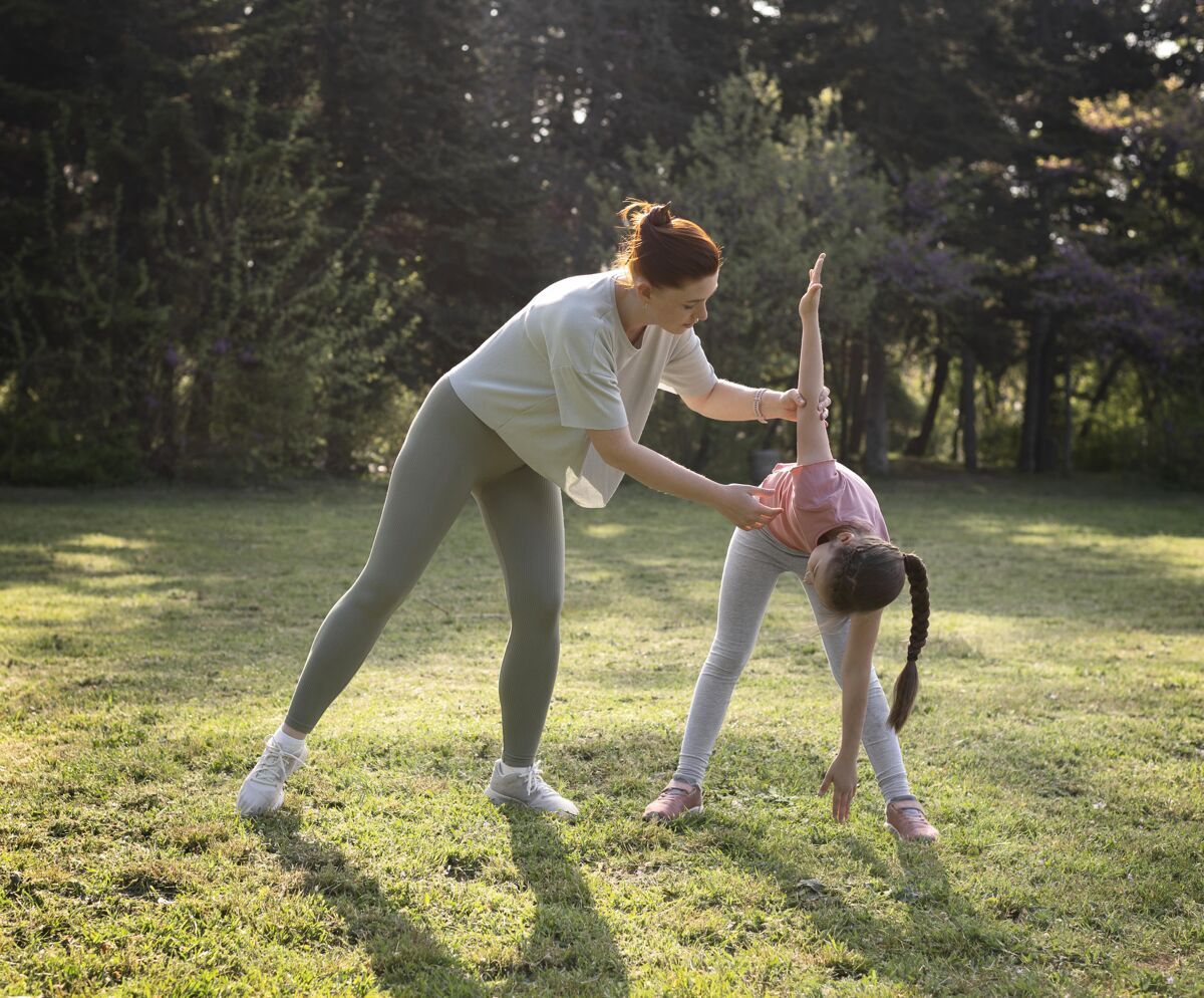 生活方式全镜头的女人和孩子在外面锻炼锻炼运动活跃