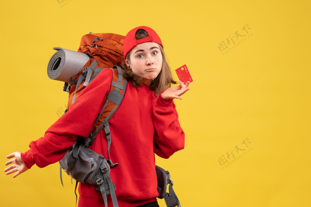 快乐正面图：背着背包拿着信用卡的女性徒步旅行者女士帽子模型