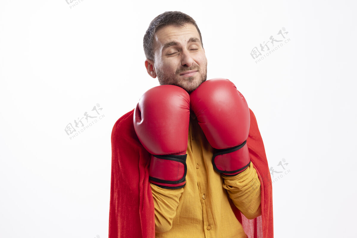 不愉快在白色的墙壁上 一个未被释放的超级英雄在下巴下拿着拳击手套手套超级英雄抱着