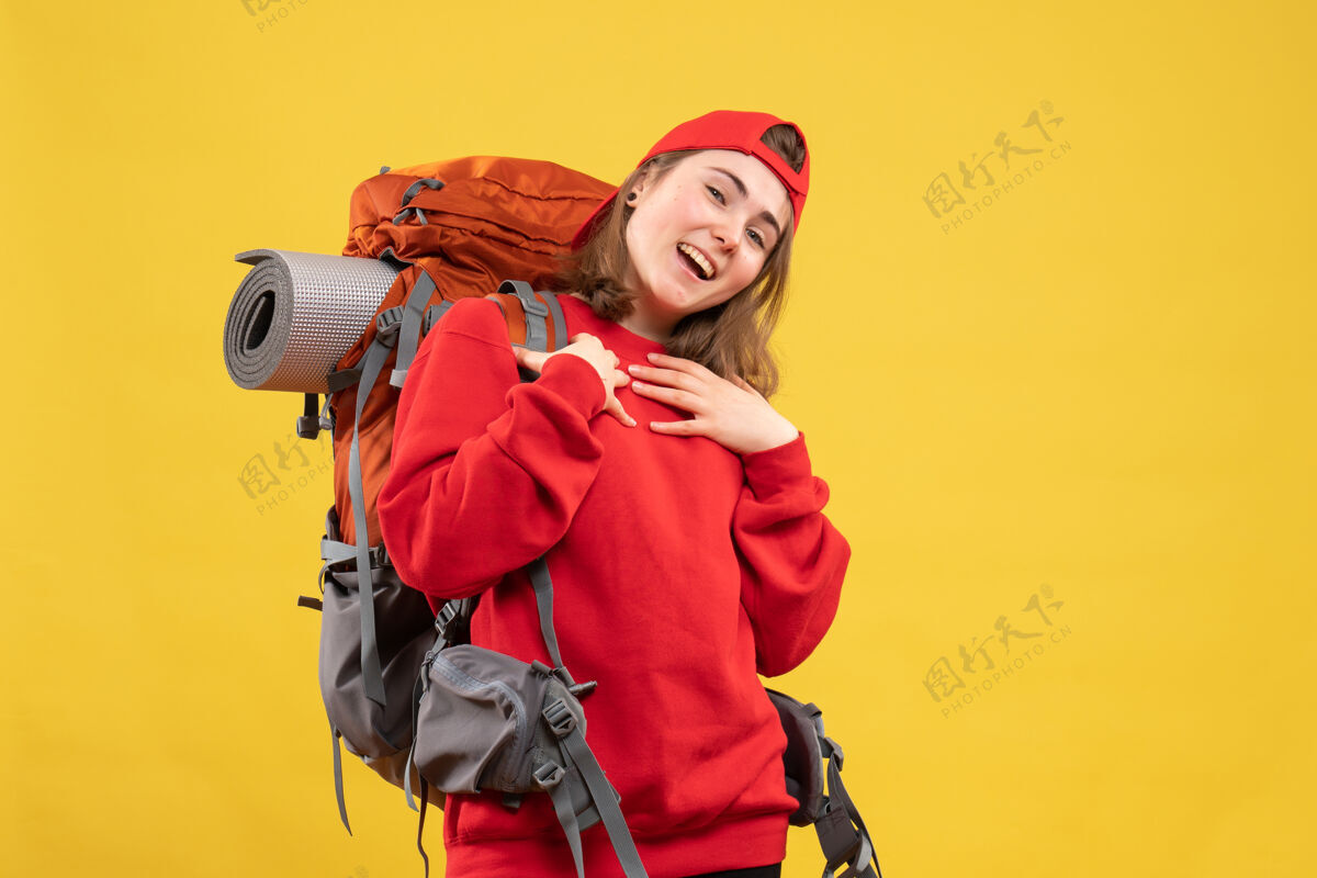 成人背着背包的年轻快乐的游客帽子景观前面