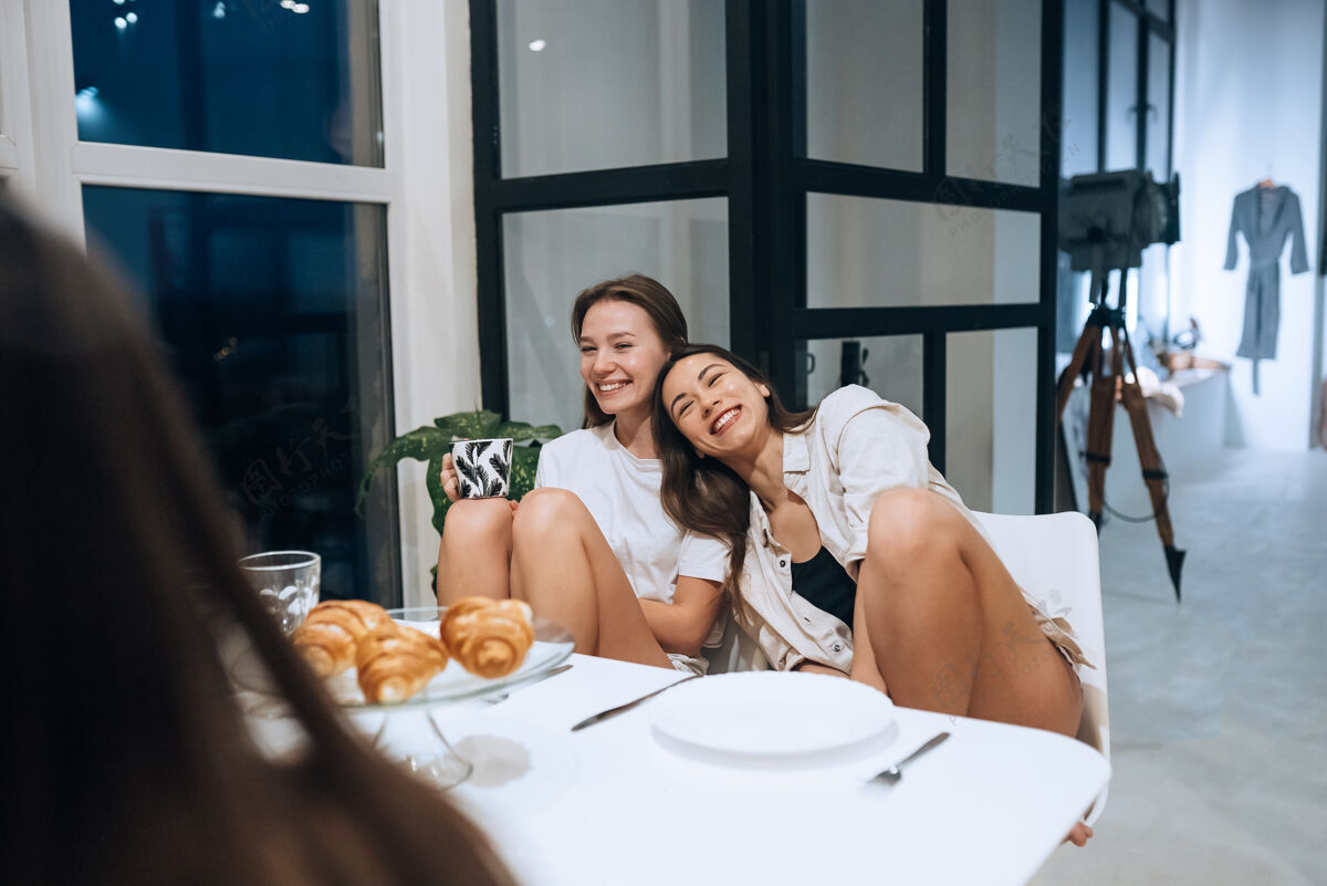 放松一群女性朋友在家吃饭笑着享受餐厅