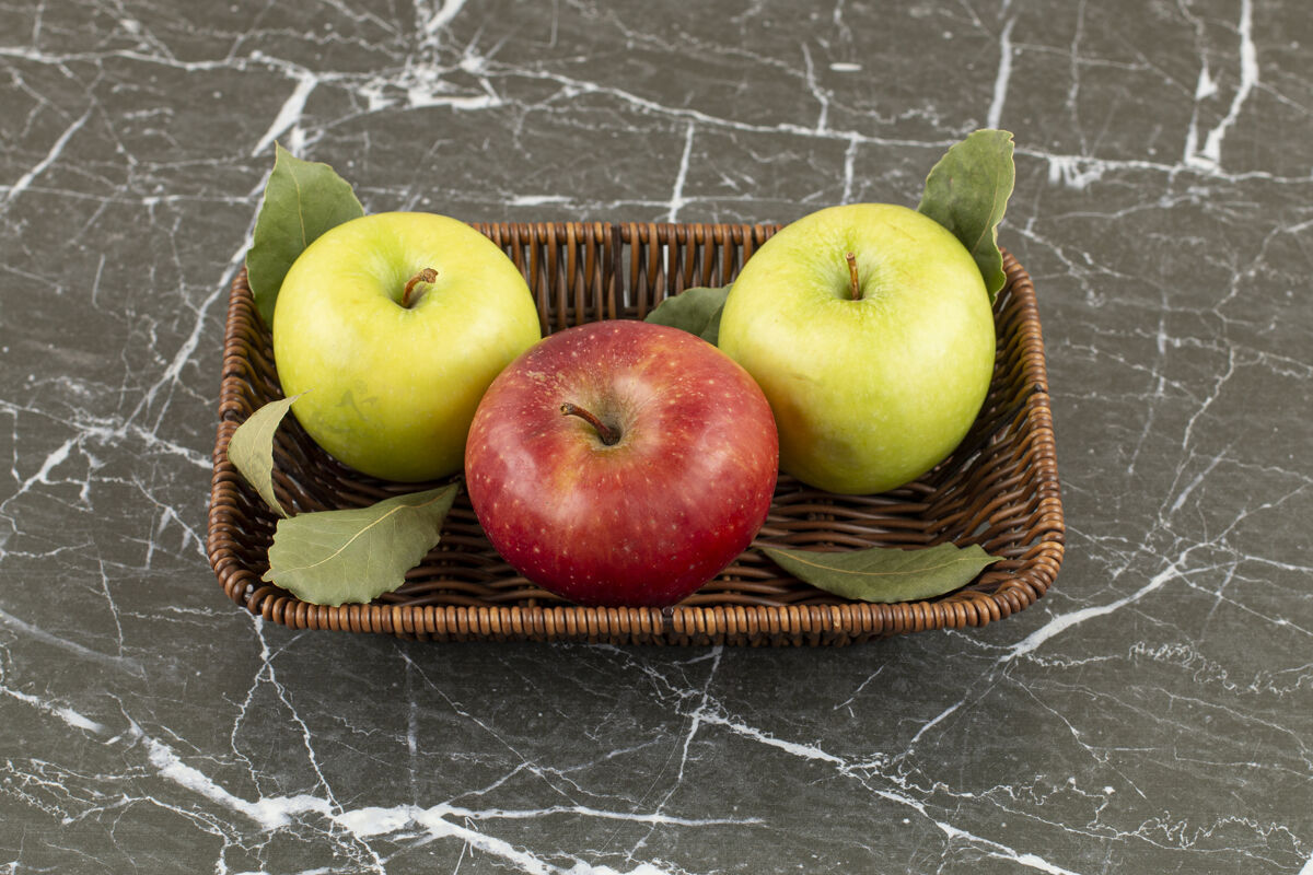 素食在灰色的桶里放着新鲜的有机红苹果和绿苹果的特写照片切片收藏天然