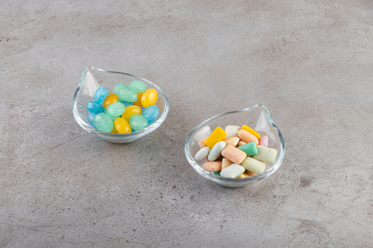 白五颜六色的口香糖放在石桌上的碗里糖泡泡糖薄荷醇