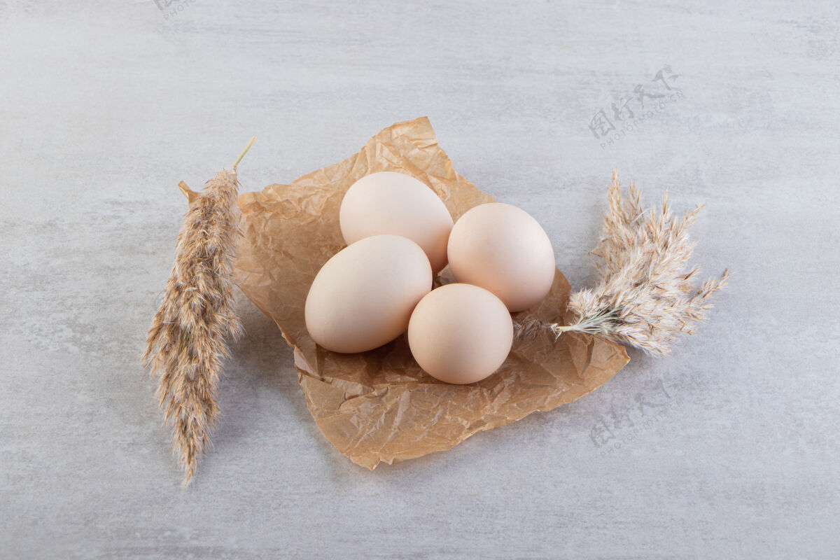 蛋清把新鲜的生鸡蛋放在石头上新鲜鸡肉食物