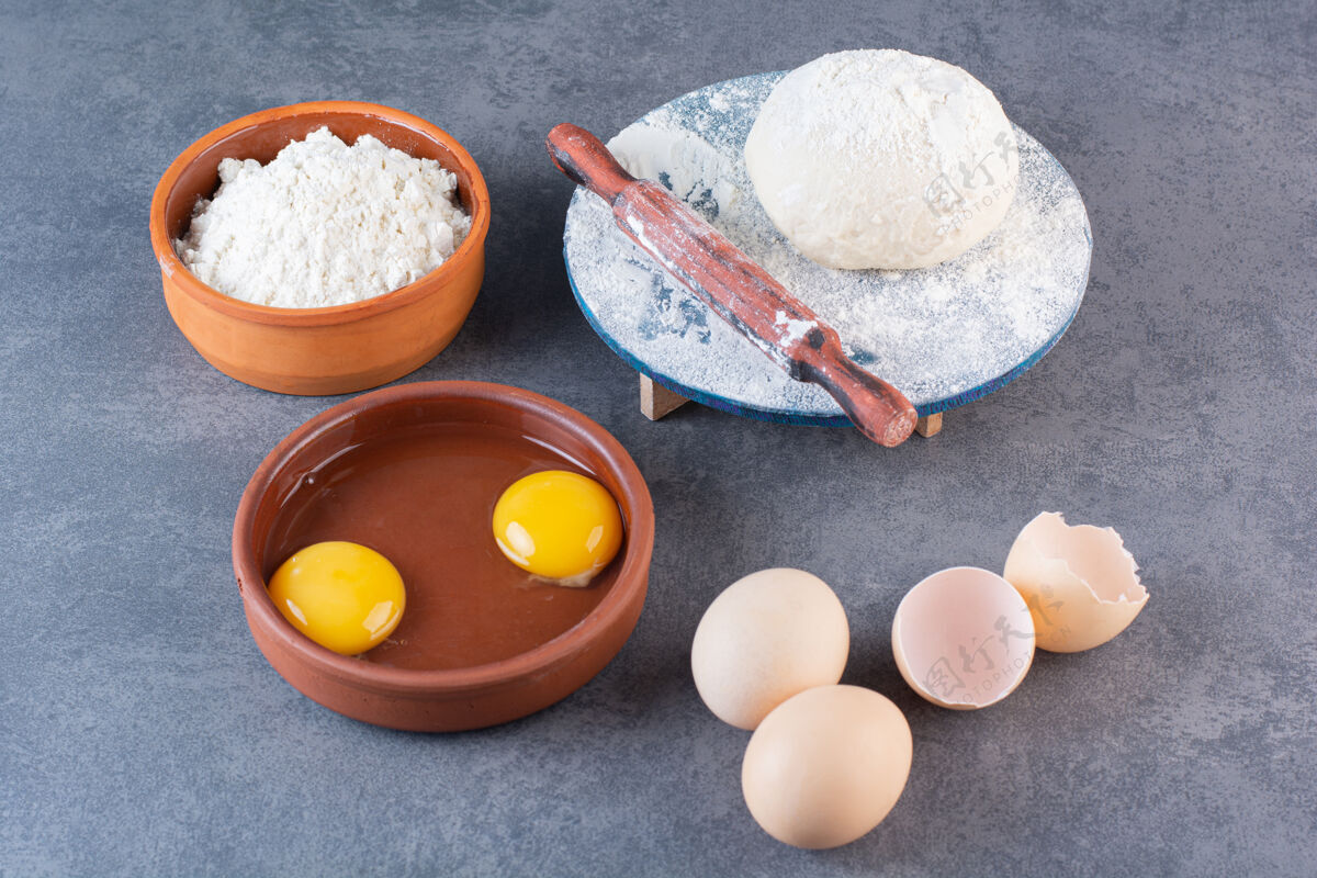 鸡新鲜生鸡蛋和面粉放在石桌上白健康生