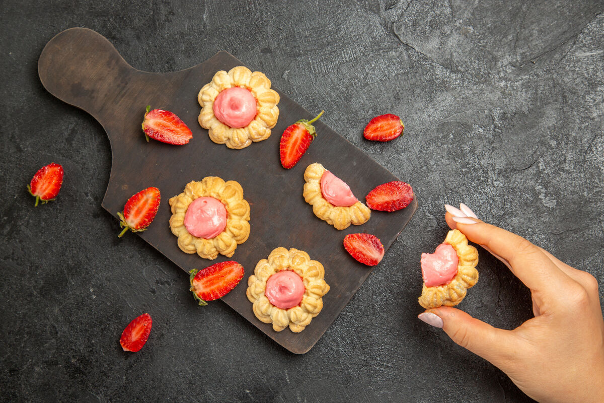 膳食灰色表面上草莓奶油小甜饼的俯视图盘子新鲜健康