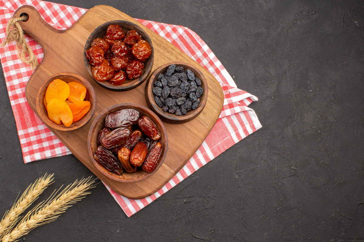 肉灰色表面上不同葡萄干 杏干和胡桃的俯视图干的料理餐桌