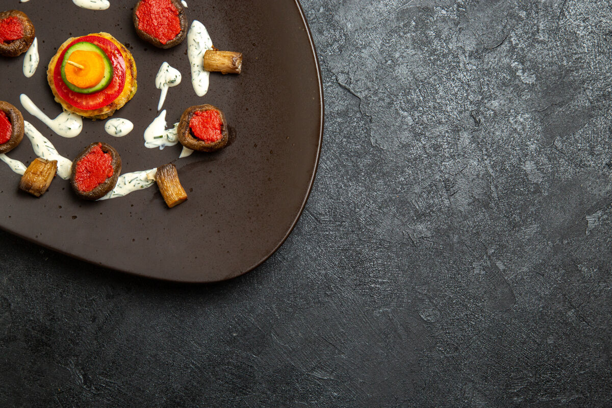 烹饪顶部视图熟南瓜设计餐内板上的灰色表面烹饪地板盘子
