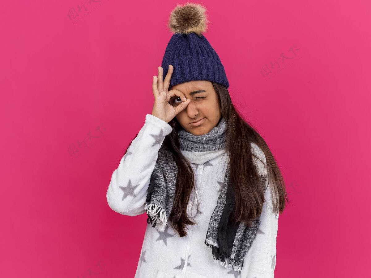 帽子未出嫁的生病的年轻女孩戴着冬天的帽子 戴着围巾 看起来像是被隔离在粉色里年轻疾病不愉快