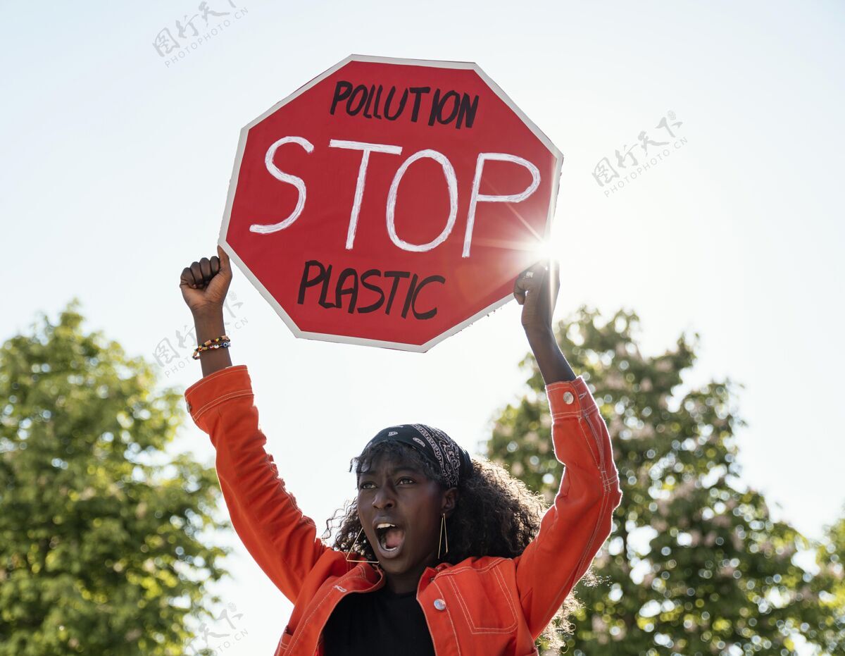 示威女活动家举着停车标志中枪激进主义中镜头全球变暖