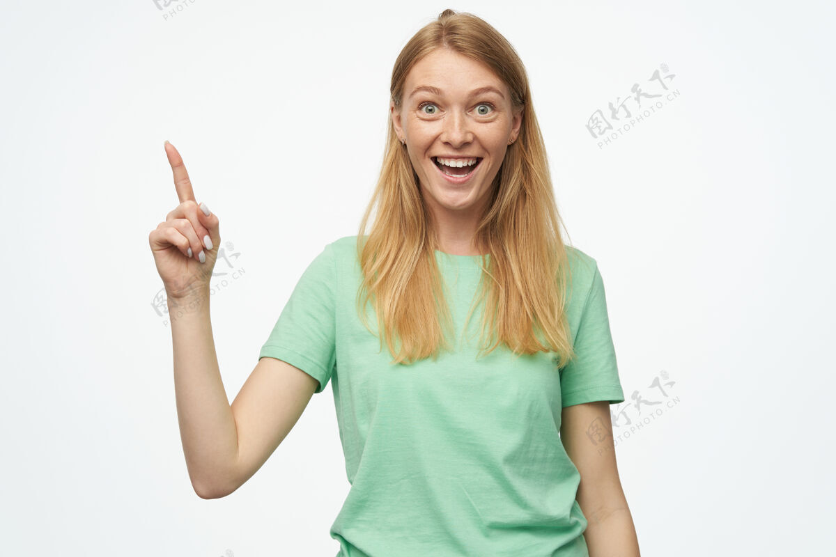 蓝色一个女人微笑着看着旁边的一个复印空间 手里拿着她的手机裤子情感点
