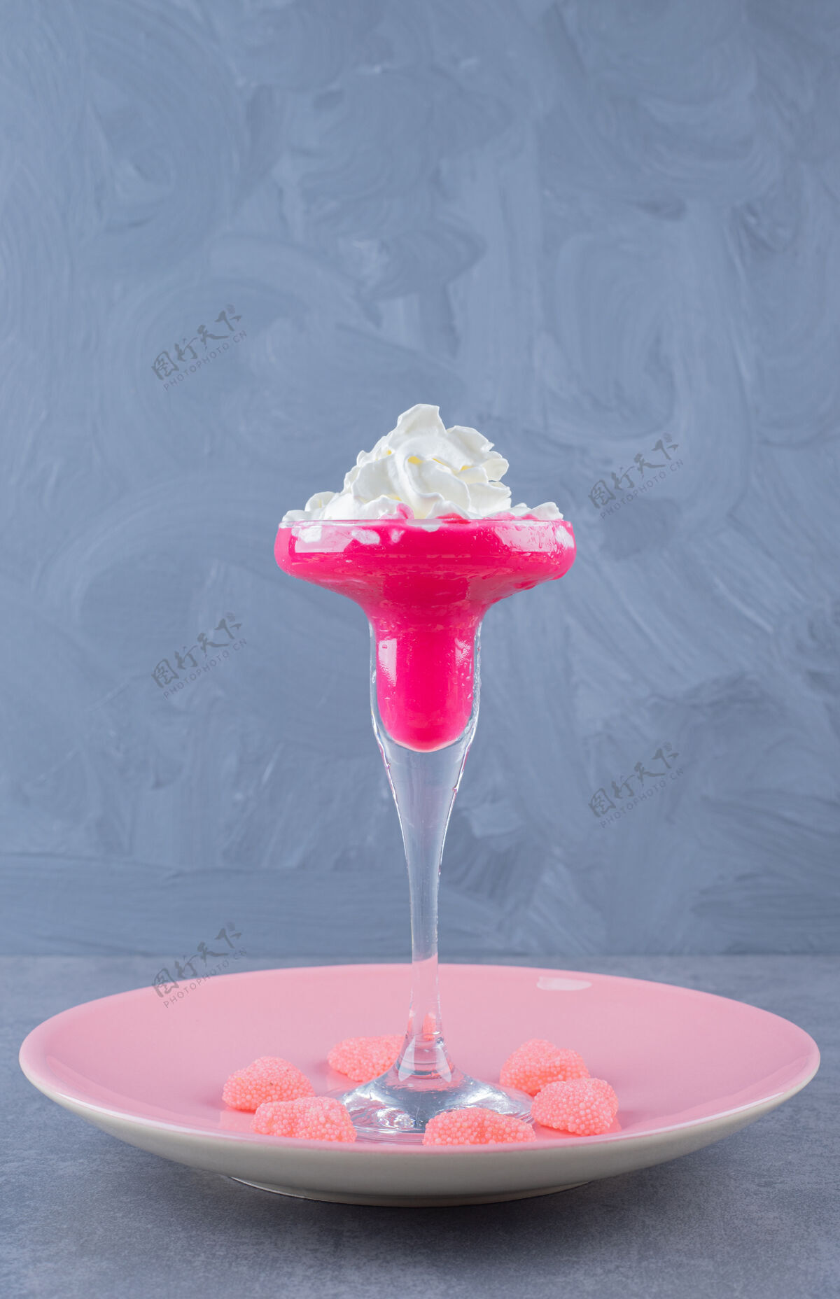盘子粉红色盘子上奶油粉色鸡尾酒的特写照片新鲜液体冰沙