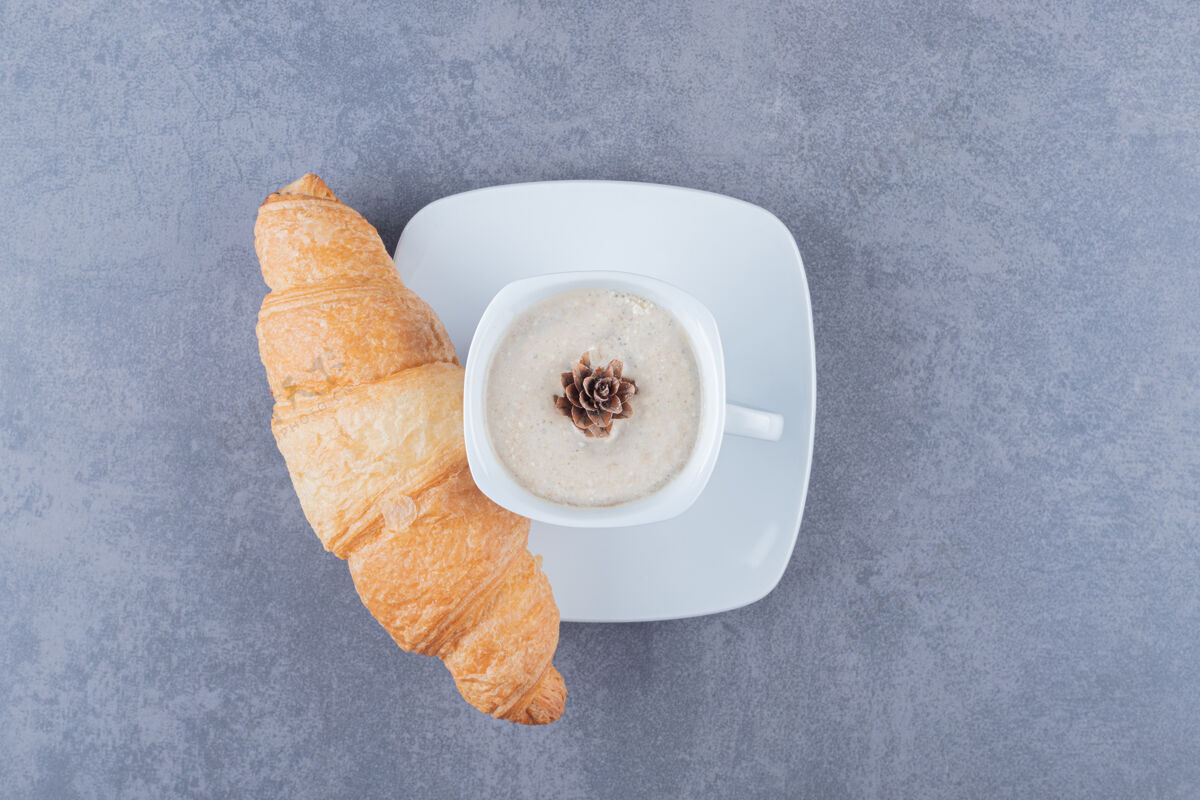 桌布卡布奇诺和羊角面包的俯瞰图经典的法式早餐面包早午餐法国