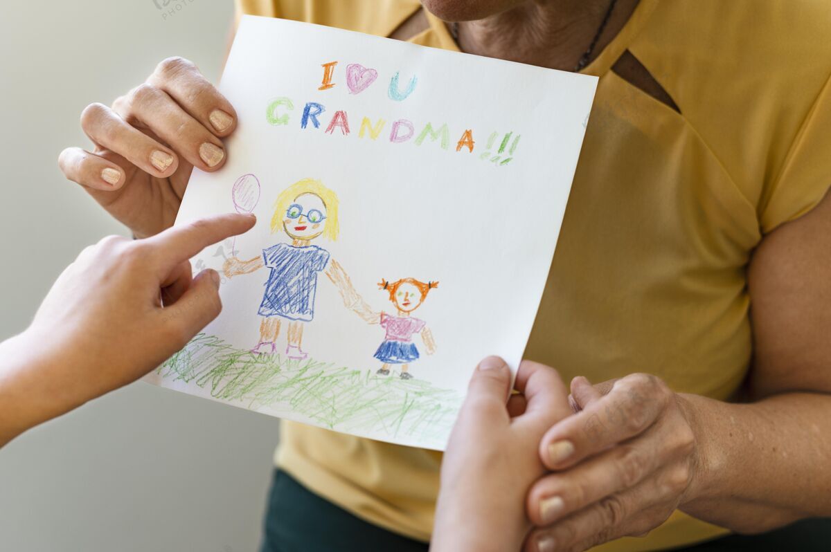 老人用可爱的画画把手收起来水平特写孙子