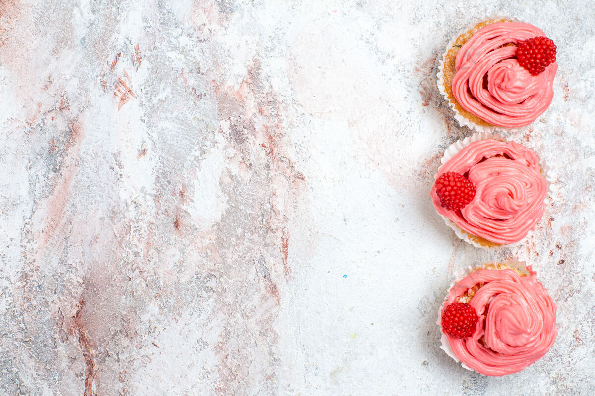 健康白色表面有奶油的粉色草莓蛋糕俯视图奶油水果饼干