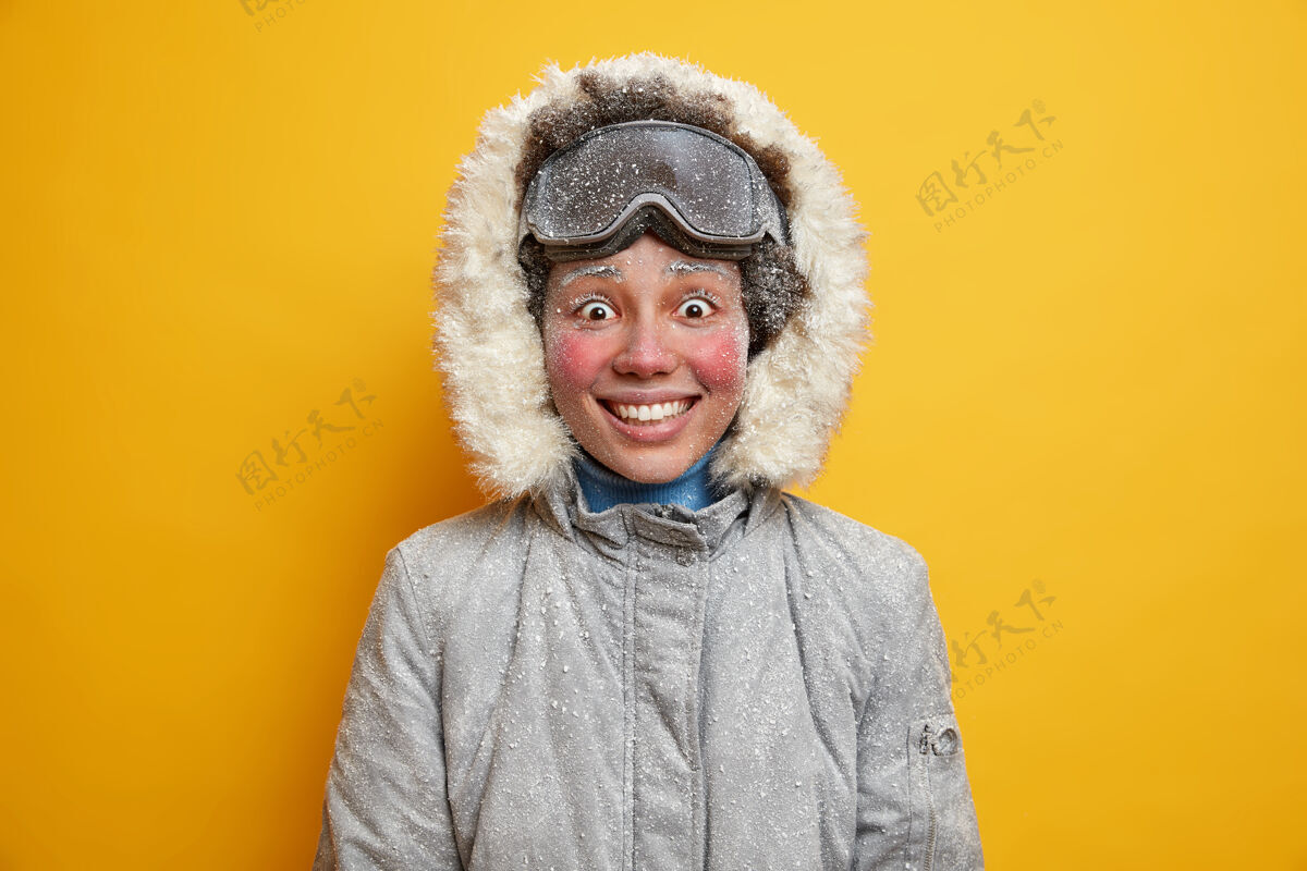 成人喜气洋洋的少数民族妇女 满脸通红 满脸笑容 穿着暖和的夹克 感觉很冷风暴情绪冬季假期