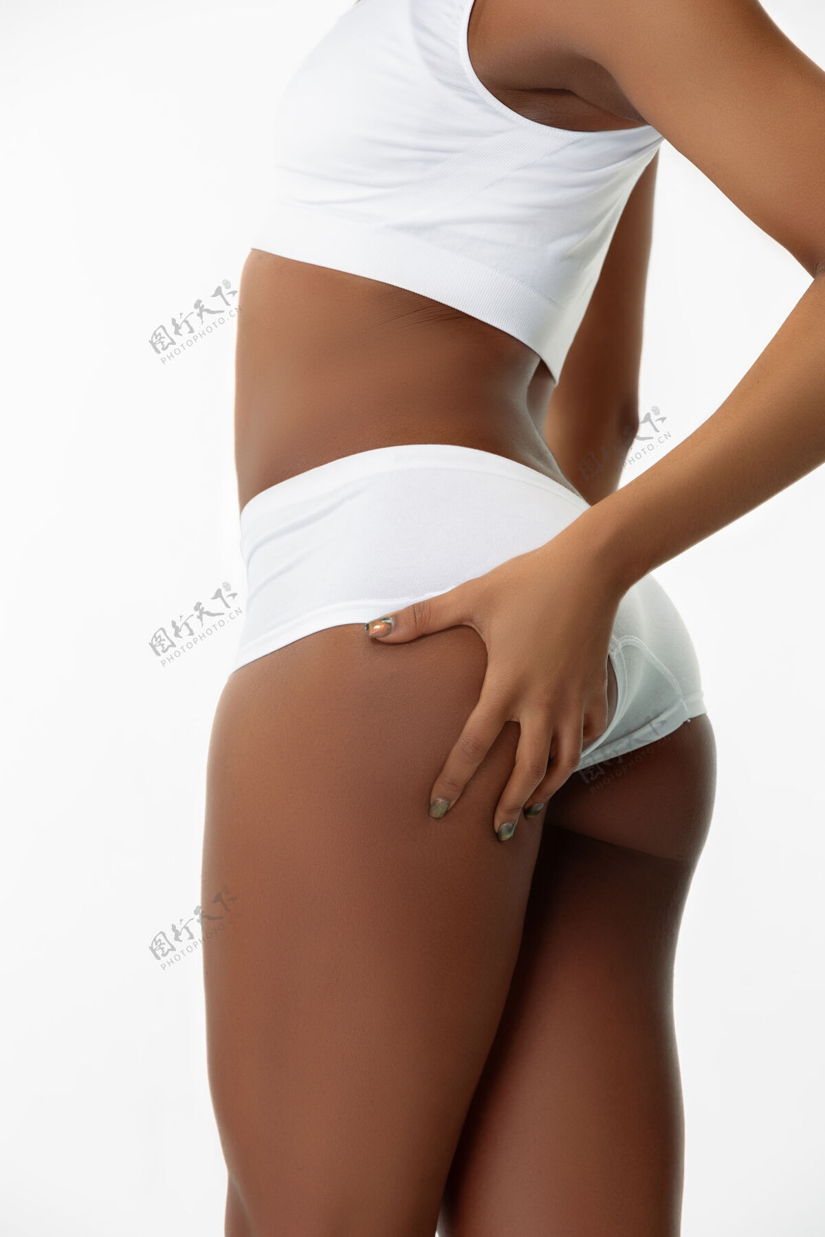 运动消脂和按摩白色工作室背景上的苗条晒黑女性背部身材和皮肤保持良好的非洲裔美国模特美容 自我护理 减肥 健身 瘦身概念激光健康感官