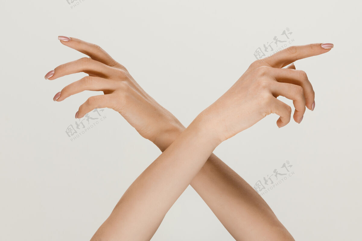 手指选择一条正确的道路在灰色的工作室背景下 男女手分别展示一种接触的姿势人际关系 关系 感情或生意的概念显示女性感情