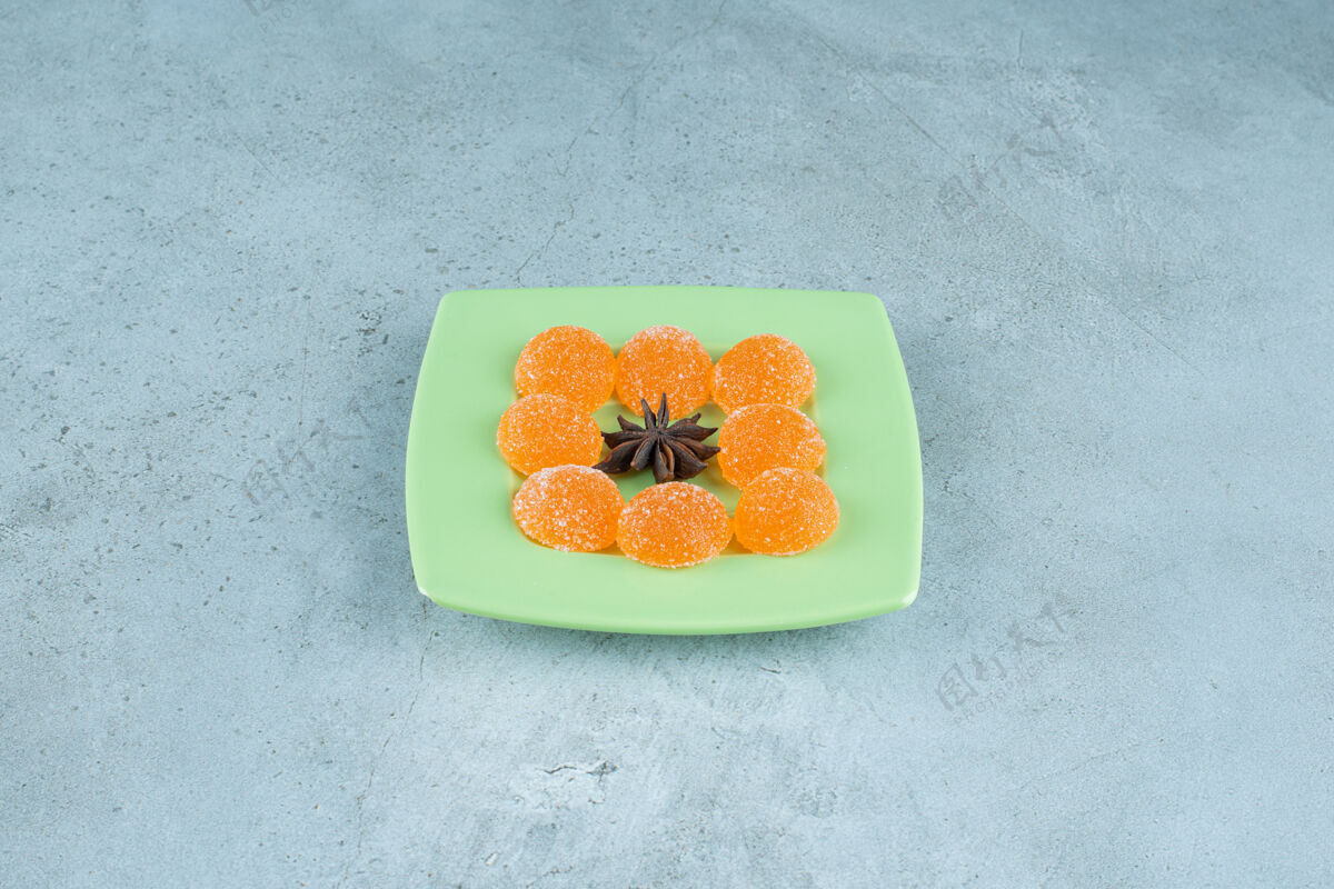橙色一盘绿色的八角茴香和橘子果酱食物可口美味