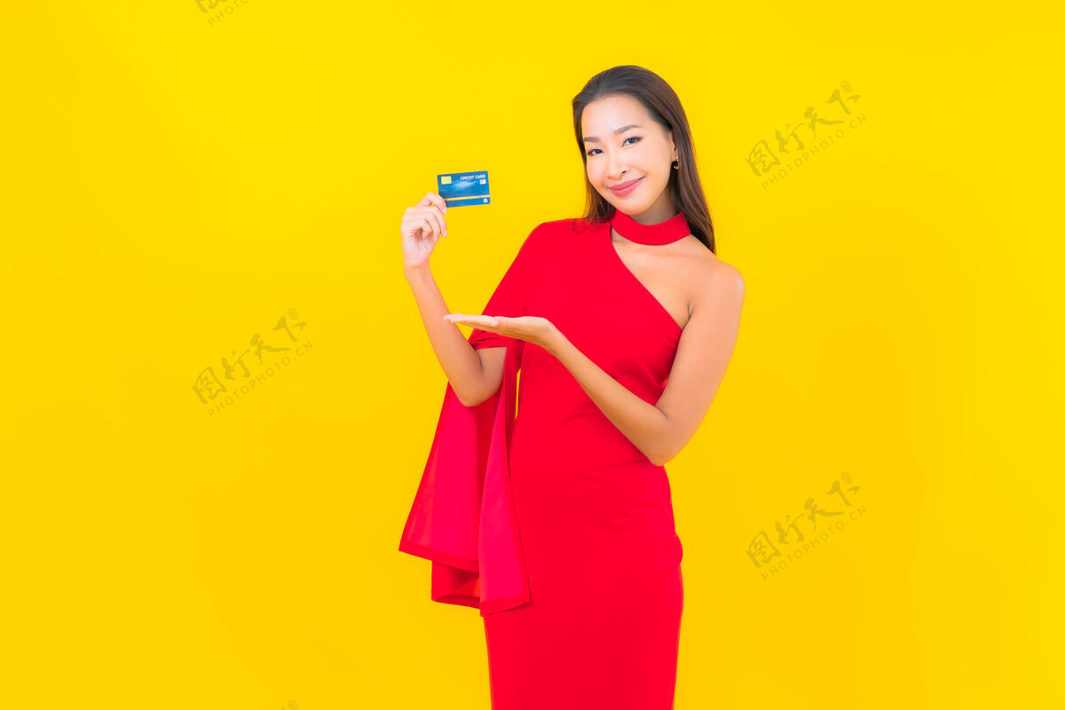Bank用信用卡描绘美丽的亚洲年轻女子兴奋成年人Cyber